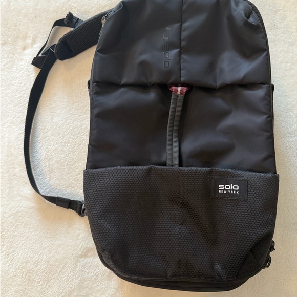 Solo New York  Sling Bag Universal Tablet Cushion Zip Black And Burgundy - Picture 1 of 12